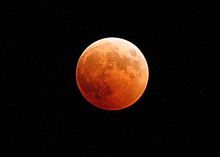 800px-US_Navy_041027-N-9500T-001_The_moon_turns_red_and_orange_during_a_total_lunar_eclipse
