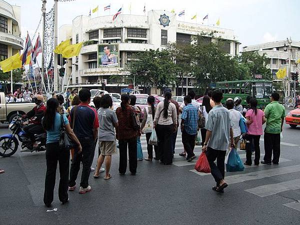 這些人已經站到馬路中間，等著過馬路