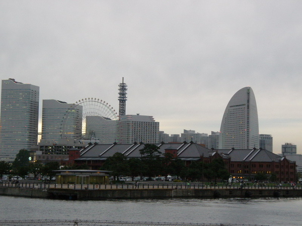 從大橋碼頭可以遠眺摩天輪、紅磚倉庫等景色