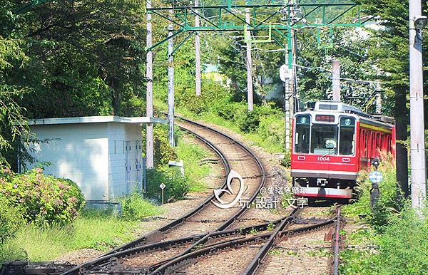 東京多元玩法-箱根登山鐵路因應彎道.jpg