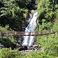 宜蘭新增消暑勝地-新寮瀑布步道遠觀吊橋和壯觀瀑布.jpg