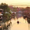 一大早泰國佈施體驗-安帕瓦水上市場划出一條佈施之路
