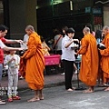 一大早泰國佈施體驗-泰國有九成多人民信奉佛教.jpg