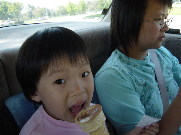 專心吃冰淇淋的杜小昀