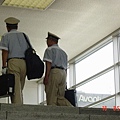 京都車站路過的制服男子