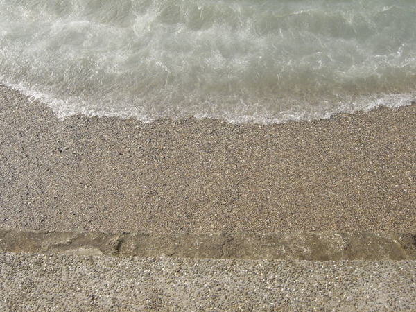 還算乾淨的海水和沙