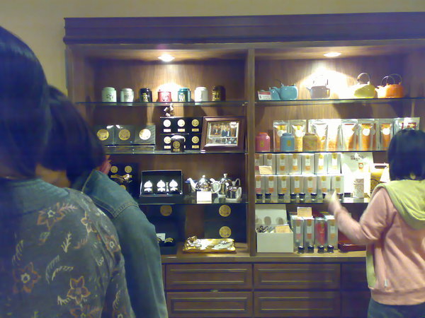 店內展示可販賣的茶具及其他