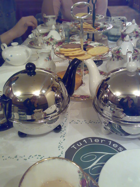 穿盔甲的茶壺，右邊白色壺內裝的是倫敦大笨鐘奶茶