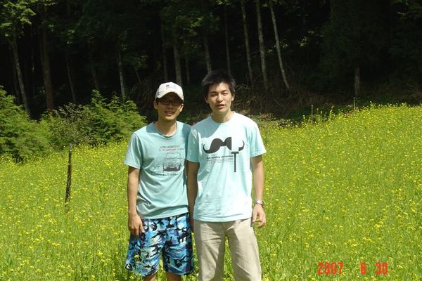 20070629-30 (26).JPG-兩位 新認識 同是助理的 有趣 朋友在油菜花田中浪漫合影