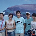 20070629-30 (44).JPG-在陽光依舊的海邊享受完新鮮的海產料理 在加油站旁的牆壁前最後一次合影 