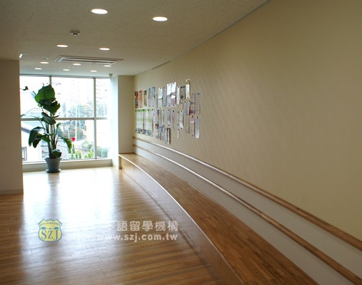 11.專門學校 亞非語學院--3F電梯連結走廊.JPG