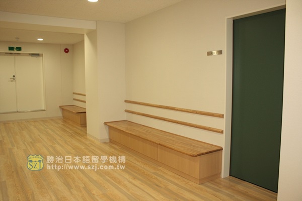 8.專門學校 亞非語學院--2F教室走廊.jpg