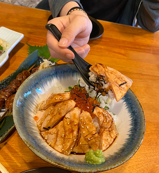 桃園南平路八條壽司炙燒鮭魚丼飯