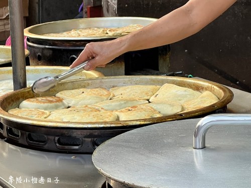 新北永和美食_永安市場內蔥油餅韭菜盒