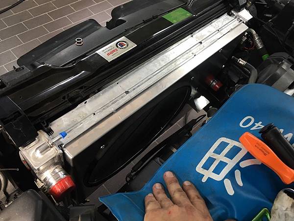 14 鋁水箱上車.jpg 14 鋁水箱上車.jpg