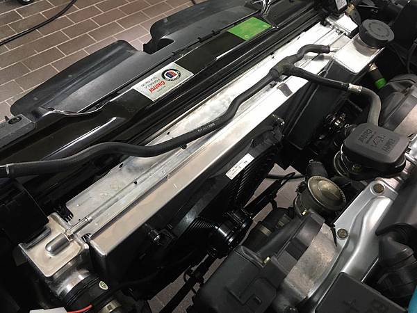 15 鋁水箱水管及風扇上車.jpg 15 鋁水箱水管及風扇上車.jpg