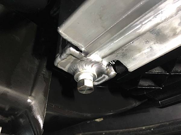 13 不用的變速箱冷卻水孔把它塞掉.jpg 13 不用的變速箱冷卻水孔把它塞掉.jpg