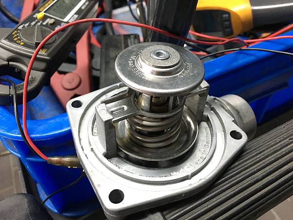 05 E38 電控節溫器.JPG 05 E38 電控節溫器.JPG