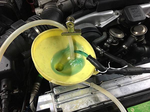 24 水箱加冷卻液.jpg 24 水箱加冷卻液.jpg