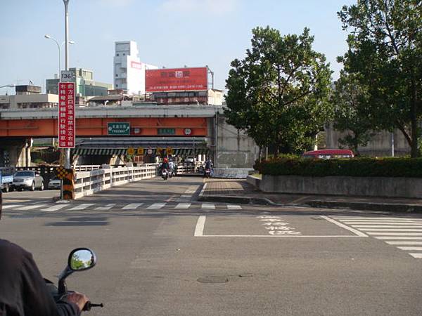 請走林森路往國光路方向，走慢車道過地下道