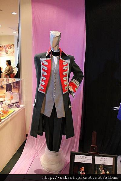 黒い瞳 ニコライ 服裝