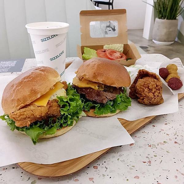 【及時樂漢堡】高雄速食餐廳推薦，美麗島捷運站旁的網美聚會好餐