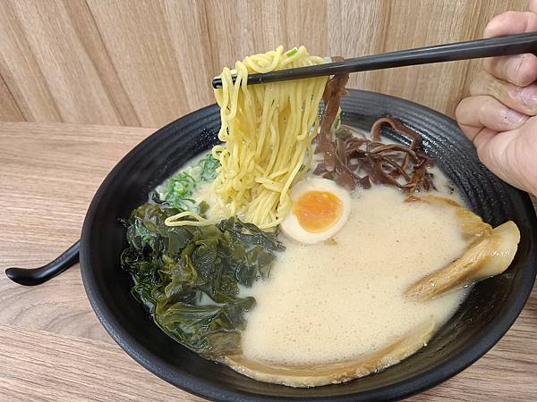 【夜煎食堂豚骨拉麵】全部口味拉麵都只要140元!?高雄鳳山拉