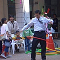 校長搖呼拉圈200812251352443.jpg