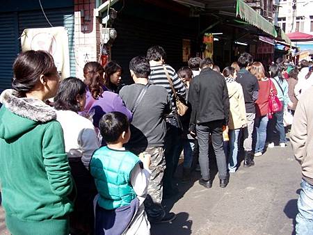 大溪-老街-超好吃江記麥芽糖-排隊隊伍.jpg