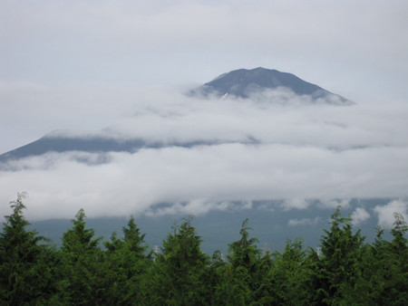 雲霧環繞的富士山