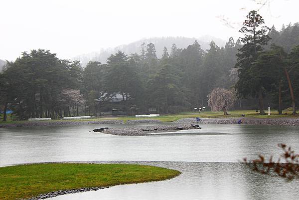 下著大雨的庭園