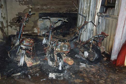 20110228-暗夜火警烈嶼三輛機車燒光光 