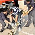 20101004-緬甸蟒蛇現烈嶼消防員手到擒來