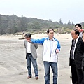 20110418-李縣長關心烈嶼建設走訪東崗聽取海水浴場規劃