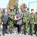 20110208-烈嶼軍民春節遊藝表演精湛李縣長贈紅包