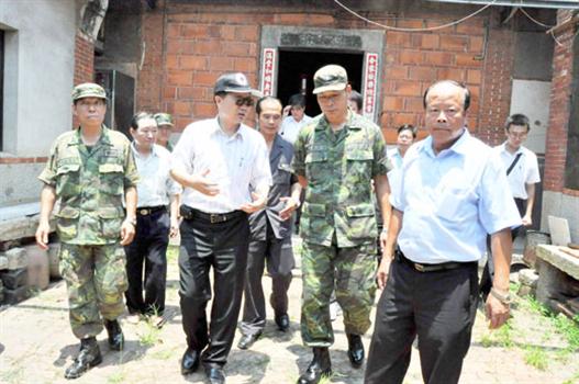 20100804-李縣長南塘勘災囑咐軍民攜手重整家園