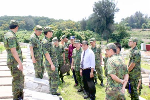 20100609張慶翔洪成發視察烈嶼軍人公墓