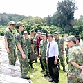 20100609張慶翔洪成發視察烈嶼軍人公墓