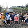 台光志工隊踩泥巴.jpg