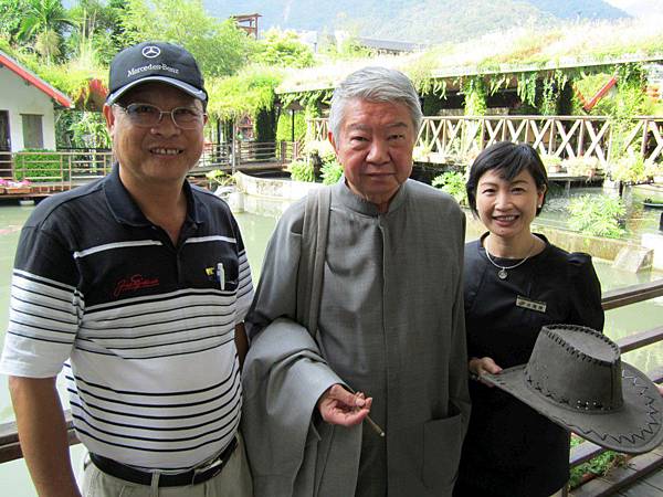 左為台一休閒農場張國禎董事長 中 香港食神蔡瀾 右楓樺台一花泉卉館執行長余慶樺-1000