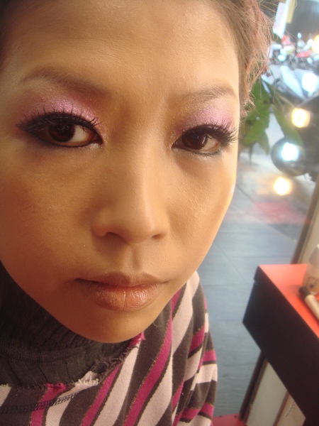 直接畫在唇周模糊唇線吧..  裸唇今年還是不敗!! 再混上裸膚色偏橘的口紅和一點唇蜜就完成了