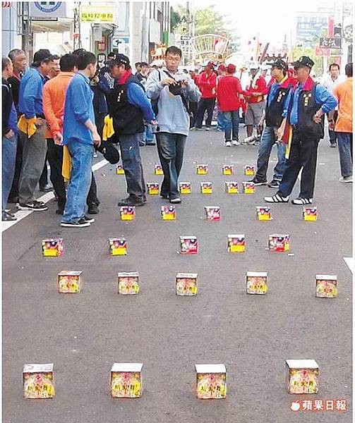 台南東區聖恩佛祖會建醮遶境活動，地上擺滿沖天炮。劉榮輝攝