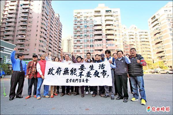 不滿夜市即將進駐住宅區，居民拉布條抗議。（記者黃文鍠攝）