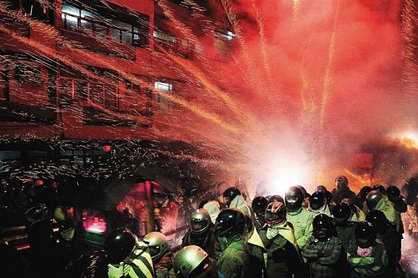 元宵鹽水蜂狂瘋炸 20萬遊客湧入