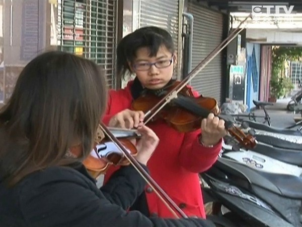 單親媽賣彩券，女兒拉小提琴賺學費