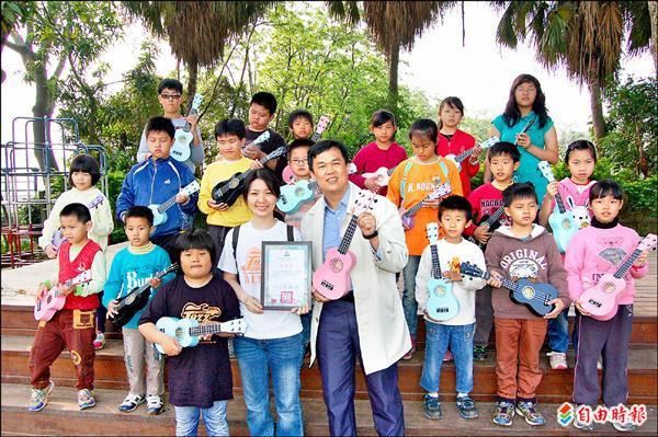 單親媽帶兒上學 日往返百公里 單親媽帶兒上學 日往返百公里