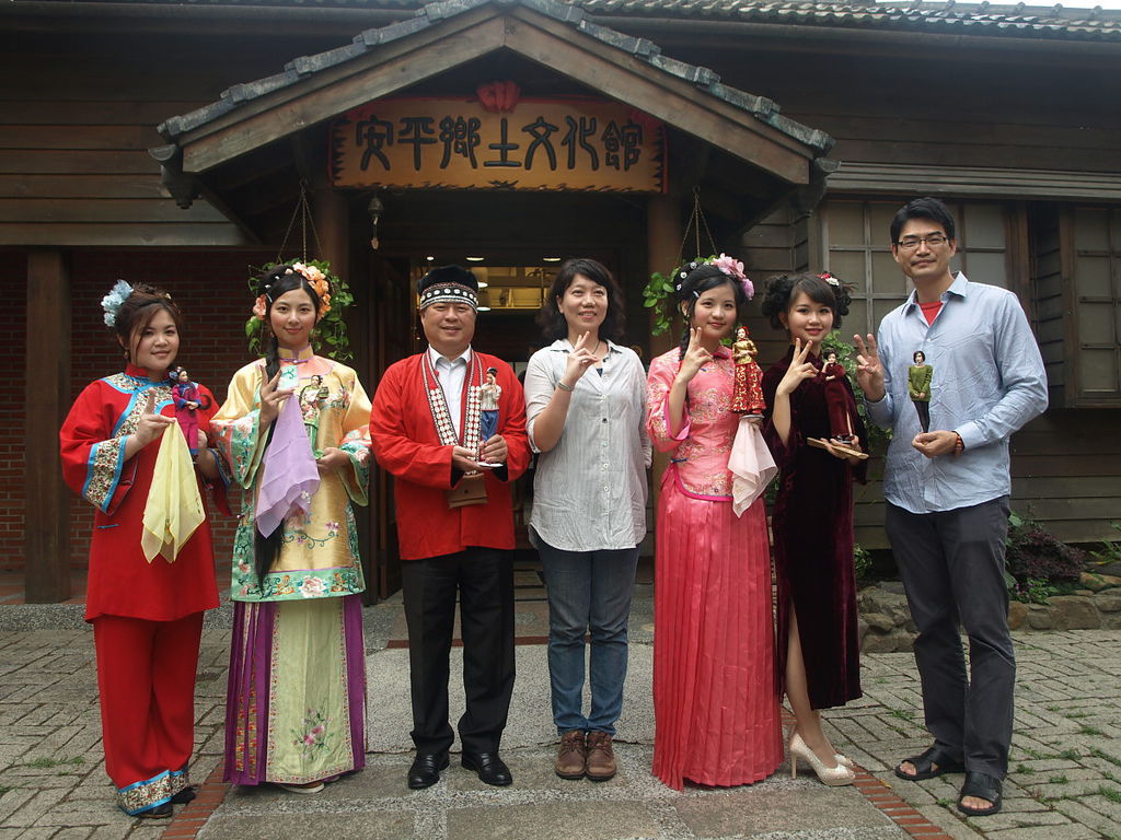 安平鄉土文化館即日起舉辦娃娃看安平主題展活動，區長林國明（左三）和多位穿著亮麗服裝的「詩涵」「麻豆」，共同舉行開幕儀式。