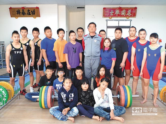楊豐田(後排右六)、陳涵彤(後排右五)夫妻培育弱勢學生加入舉重隊,即使不是人人都能成為國手,卻也成功引領這群孩子在人生路途中,建立正確價值觀。 楊豐田(後排右六)、陳涵彤(後排右五)夫妻培育弱勢學生加入舉重隊,即使不是人人都能成為國手,卻也成功引領這群孩子在人生路途中,建立正確價值觀。