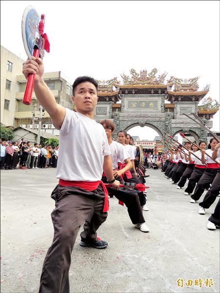 今年在內門奪下宋江大賽冠軍的實踐大學宋江陣，也應邀到學甲慈濟宮「開館」。