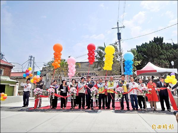 林鳳營火車站前廣場景觀改善工程完成啟用。